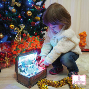 niño abriendo regalo de navidad de 5 lobiños