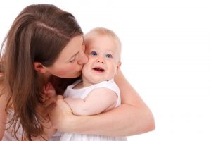 madre besando a niño
