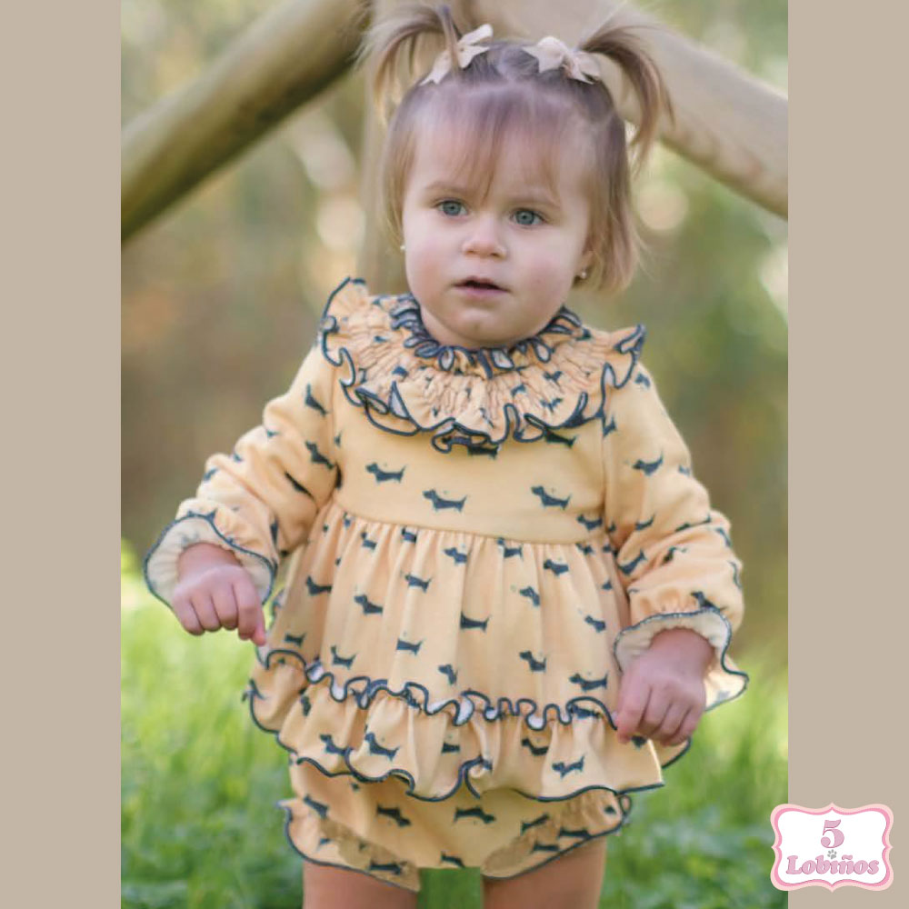 Vestido bebe niño perritos mostaza nekenia y vera otoño invierno 2024,2025